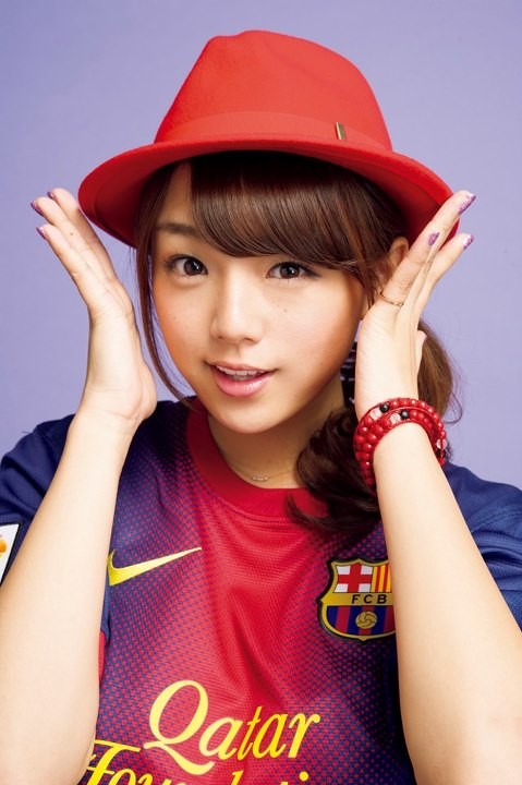 Ai Shinozaki nhí nhảnh trong trang phục thi đấu của Barca...